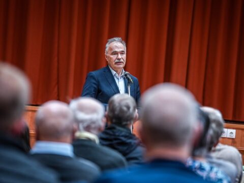 Lakossági fórum Jánossomorja Bayer Zsolt publicistával